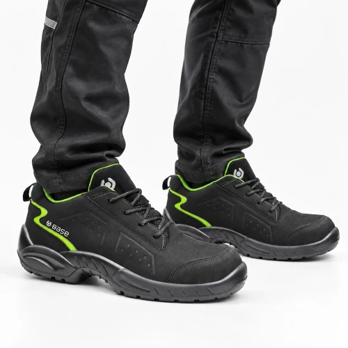 buty-robocze-base-b0178-chester-na-modelu-czarno-zielone.webp