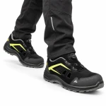 buty-robocze-na-modelu-czarne-z-zoltym-akcentem-skos.webp