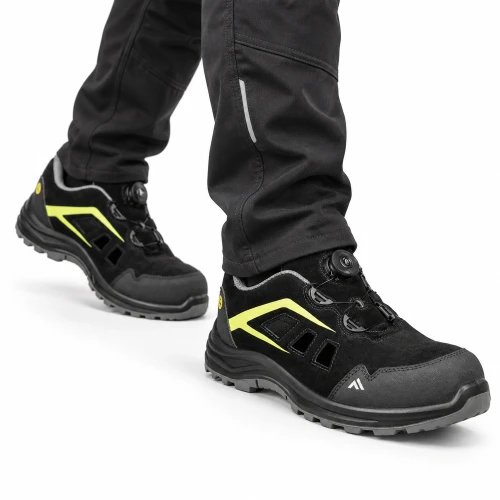 buty-robocze-na-modelu-czarne-z-zoltym-akcentem-skos.webp