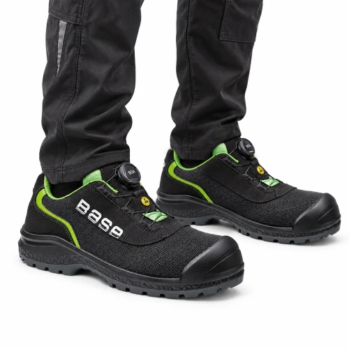 buty-robocze-base-na-modelu-czarno-zielone.webp